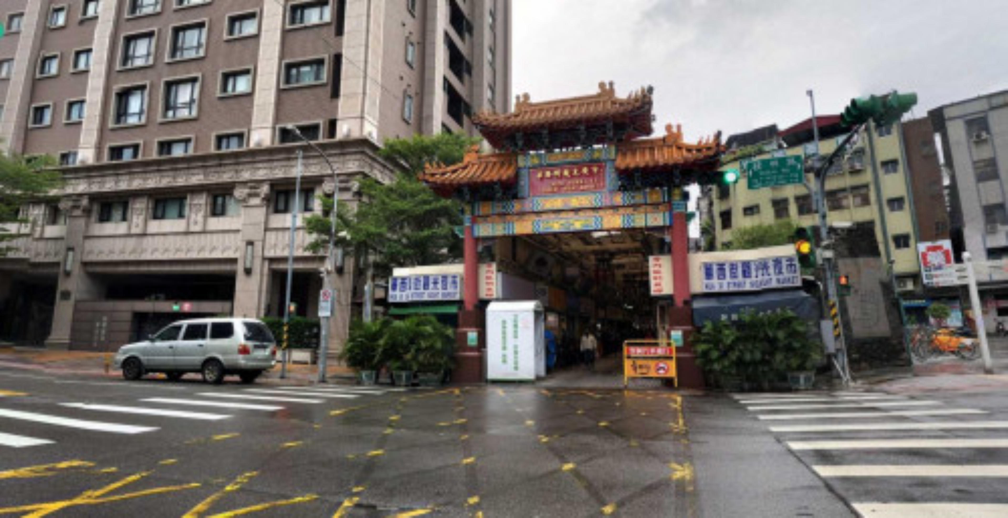 Huaxi Street Night Market virtual tour preview